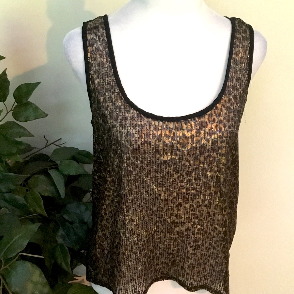 Rheea & Co top
